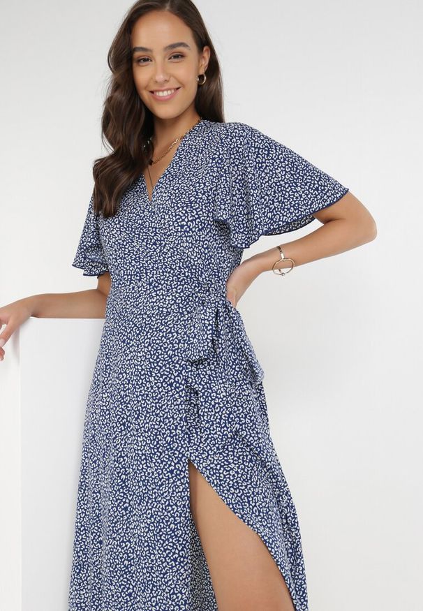 Born2be - Granatowa Sukienka Theminophe. Okazja: na co dzień. Kolor: niebieski. Materiał: materiał, tkanina, wiskoza. Wzór: kropki. Typ sukienki: rozkloszowane, kopertowe, proste. Styl: casual. Długość: maxi