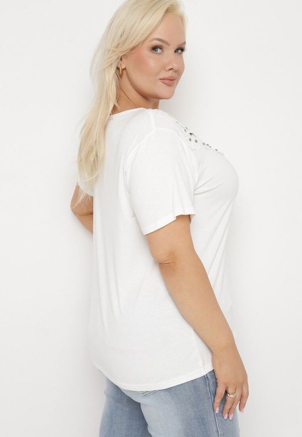 Born2be - Biała Bluzka z Krótkim Rękawem z Koronką Przy Dekolcie i Ozdobnymi Cyrkoniami Rissamara. Okazja: na co dzień. Kolekcja: plus size. Kolor: biały. Materiał: koronka. Długość rękawa: krótki rękaw. Długość: krótkie. Wzór: koronka. Styl: elegancki, casual