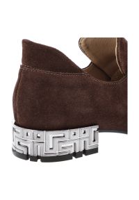 Półbuty damskie Armodo, na płaskim obcasie z ozdobami i welurowe wsuwane, czekolada, 1399. Okazja: na spotkanie biznesowe. Zapięcie: bez zapięcia. Kolor: brązowy. Szerokość cholewki: normalna. Wzór: aplikacja. Materiał: welur. Obcas: na obcasie. Styl: biznesowy, klasyczny. Wysokość obcasa: niski #4