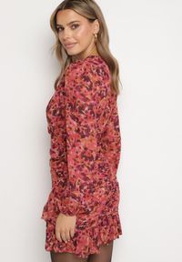 Born2be - Czerwona Dopasowana Sukienka w Kwiaty z Marszczeniem i Falbankami Mirilia. Okazja: na co dzień. Typ kołnierza: kołnierz z falbankami. Kolor: czerwony. Materiał: jeans. Wzór: kwiaty. Styl: casual #3