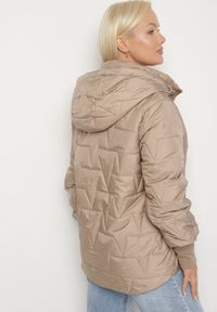 Born2be - Beżowa Pikowana Kurtka o Prostym Kroju z Kapturem Tulorisa. Okazja: na co dzień, na spacer. Typ kołnierza: kaptur. Kolekcja: plus size. Kolor: beżowy. Materiał: jeans. Wzór: aplikacja. Styl: klasyczny, casual, elegancki #5