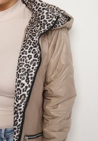 Born2be - Beżowa Pikowana Kurtka z Kapturem i Podszewką w Panterkę Felandre. Okazja: na co dzień, na spacer. Typ kołnierza: kaptur. Kolekcja: plus size. Kolor: beżowy. Materiał: jeans. Wzór: motyw zwierzęcy. Styl: klasyczny, casual #5