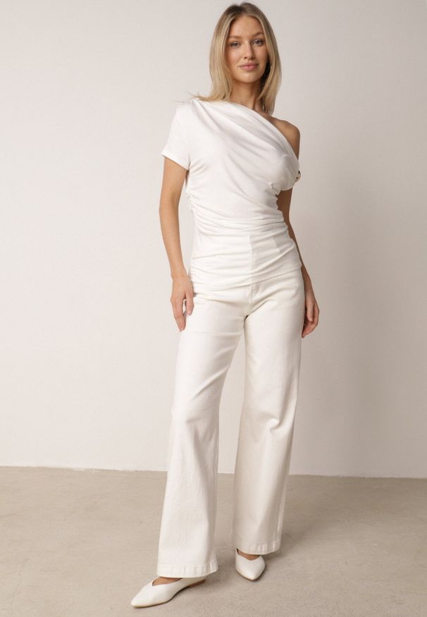 Born2be - Biała Asymetryczna Bluzka z Wiskozy z Metaliczną Ozdobą i Marszczeniem Orinlea. Okazja: na co dzień. Kolor: biały. Materiał: wiskoza. Długość: długie. Wzór: aplikacja. Styl: elegancki, casual