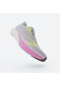 KIPRUN - Buty do biegania damskie Kiprun KD900 light. Kolor: fioletowy, zielony, niebieski, wielokolorowy. Materiał: kauczuk. Szerokość cholewki: normalna. Sport: fitness, bieganie