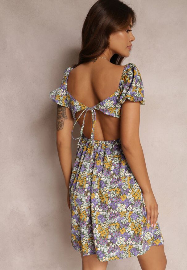 Renee - Fioletowo-Miętowa Sukienka Josmy. Okazja: na randkę. Typ kołnierza: dekolt kwadratowy. Kolor: fioletowy. Długość rękawa: krótki rękaw. Wzór: aplikacja, kwiaty. Sezon: lato. Długość: mini