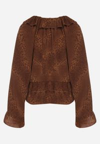 Born2be - Brązowa Bluzka w Panterkę z Falbankami i Szerokimi Rękawami Entia. Okazja: na co dzień, na spotkanie biznesowe. Typ kołnierza: kołnierz z falbankami. Kolor: brązowy. Materiał: jeans. Wzór: motyw zwierzęcy. Styl: casual, biznesowy #4