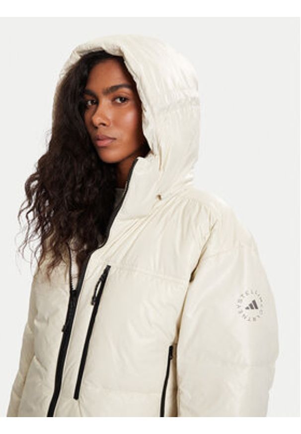 Adidas by Stella McCartney - adidas by Stella McCartney Kurtka zimowa JV8548 Beżowy Loose Fit. Kolor: beżowy. Materiał: syntetyk. Sezon: zima