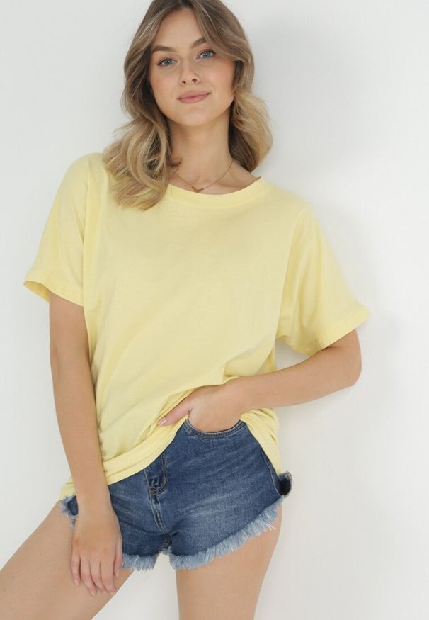 Born2be - Żółty T-shirt Ammi. Kolor: żółty. Materiał: bawełna, elastan, dzianina. Długość rękawa: krótki rękaw. Długość: krótkie