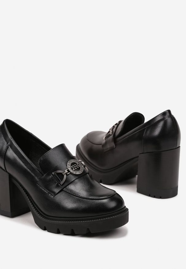 Renee - Czarne Półbuty w Stylu Loafersów na Słupkowym Obcasie Felindria. Okazja: na co dzień. Kolor: czarny. Materiał: jeans. Wzór: aplikacja. Obcas: na obcasie. Styl: elegancki, casual. Wysokość obcasa: średni