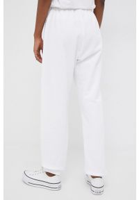 Champion spodnie dresowe CHAMPION X SMILEY 115934 damskie kolor biały z aplikacją. Stan: podwyższony. Kolor: biały. Materiał: dresówka. Wzór: aplikacja #2