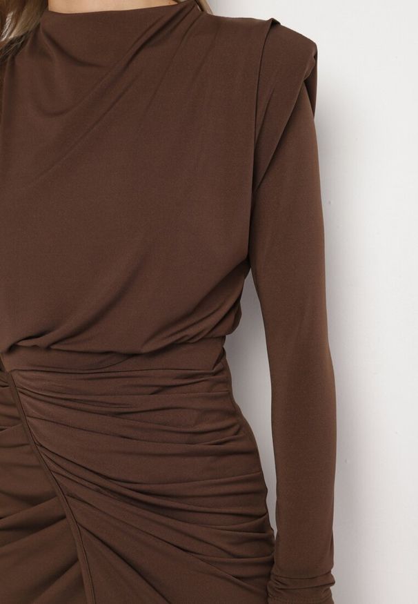 Born2be - Brązowa Koktajlowa Sukienka o Dopasowanym Kroju z Marszczeniem Besiel. Kolor: brązowy. Styl: wizytowy