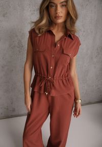 Renee - Brązowy Koszulowy Kombinezon Bez Rękawów z Bawełny i Wiskozy z Baskinką Tefnor. Kolor: brązowy. Materiał: wiskoza, bawełna. Długość rękawa: bez rękawów. Sezon: lato. Styl: boho #1