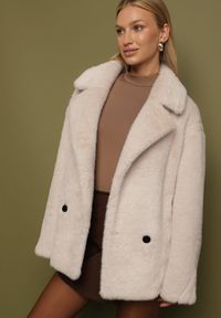 Born2be - Beżowa Kurtka Futerko o Dwurzędowym Kroju Oversize Nalizana. Okazja: na co dzień. Kolor: beżowy. Materiał: futro. Długość rękawa: długi rękaw. Długość: długie. Styl: casual, elegancki #5