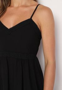 Born2be - Czarna Sukienka z Wiskozy na Cienkich Ramiączkach z Regulacją Ozdobiona Lampasem i Haftem Nelrissa. Okazja: na imprezę. Typ kołnierza: dekolt w kształcie V. Kolor: czarny. Materiał: wiskoza. Długość rękawa: na ramiączkach. Wzór: haft, aplikacja #6