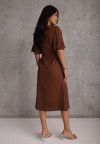 Renee - Brązowa Zwiewna Sukienka Wieczorowa VICES z Aplikacją 3D w Kształcie Kwiatu Themira. Typ kołnierza: dekolt w kształcie V. Kolor: brązowy. Wzór: aplikacja, kwiaty. Styl: wizytowy #8