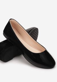 Renee - Czarne Balerinki Nysaxise. Nosek buta: okrągły. Kolor: czarny. Materiał: lakier. Wzór: jednolity. Obcas: na płaskiej podeszwie