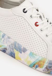 Renee - Białe Skórzane Sneakersy na Plaformie w Pióra z Perforacją Tidessa. Okazja: na co dzień. Kolor: biały. Materiał: skóra. Wzór: aplikacja #2