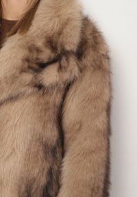 Born2be - Beżowa Kurtka Futrzana z Szerokim Kołnierzem Ditene. Okazja: na co dzień, na randkę. Kolor: beżowy. Materiał: futro. Styl: casual #2