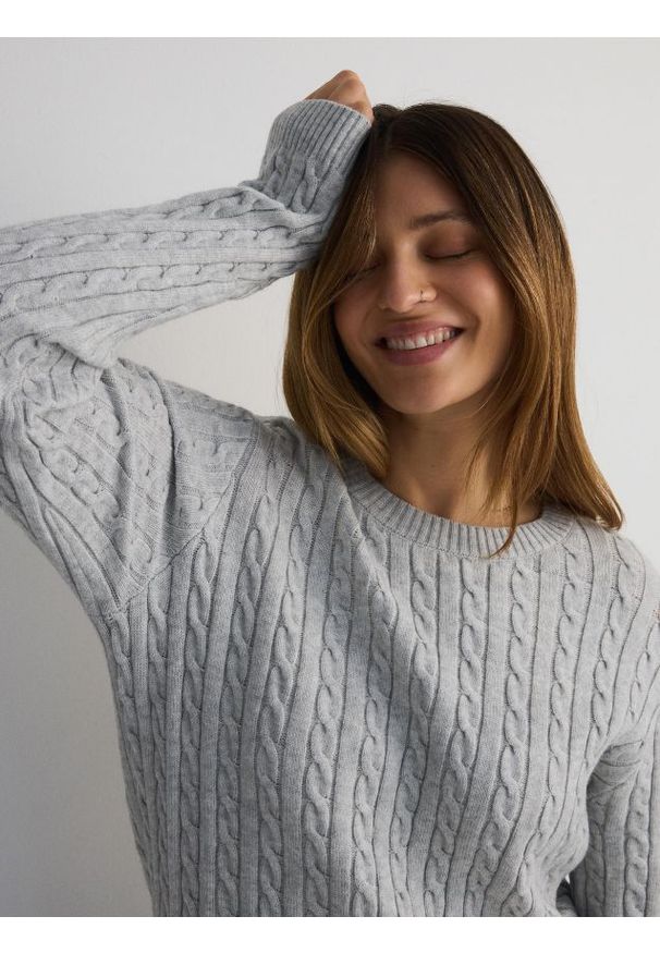 Reserved - Sweter z domieszką wiskozy - jasnoszary. Kolor: szary. Materiał: wiskoza