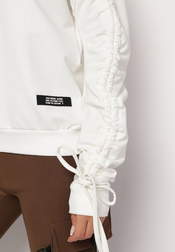 Born2be - Biała Bawełniana Bluza z Kapturem i Troczkami Vitami. Typ kołnierza: kaptur. Kolor: biały. Materiał: bawełna. Długość rękawa: długi rękaw. Długość: długie