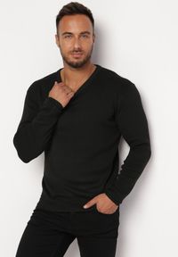 Born2be - Czarny Sweter z Trójkątnym Dekoltem i Wełną Mathie. Kolor: czarny. Materiał: wełna. Sezon: jesień, zima #4