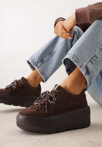 Renee - Brązowe Sneakersy na Platformie z Zamszu Naturalnego ze Sznurówkami w Paski Tarilita. Okazja: na co dzień. Zapięcie: pasek. Kolor: brązowy. Materiał: zamsz. Wzór: paski. Obcas: na platformie #1