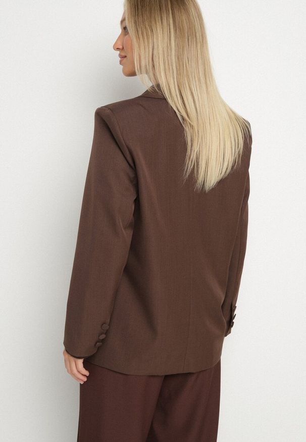 Born2be - Brązowa Marynarka Jednorzędowa z Usztywnioną Linią Ramion Avidvira. Okazja: na spotkanie biznesowe. Kolor: brązowy. Materiał: jeans. Styl: biznesowy