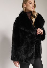 Born2be - Czarna Kurtka Futerko o Dwurzędowym Kroju Oversize Nevisa. Okazja: do pracy, na spotkanie biznesowe. Kolor: czarny. Materiał: futro. Sezon: zima, jesień. Styl: biznesowy #3