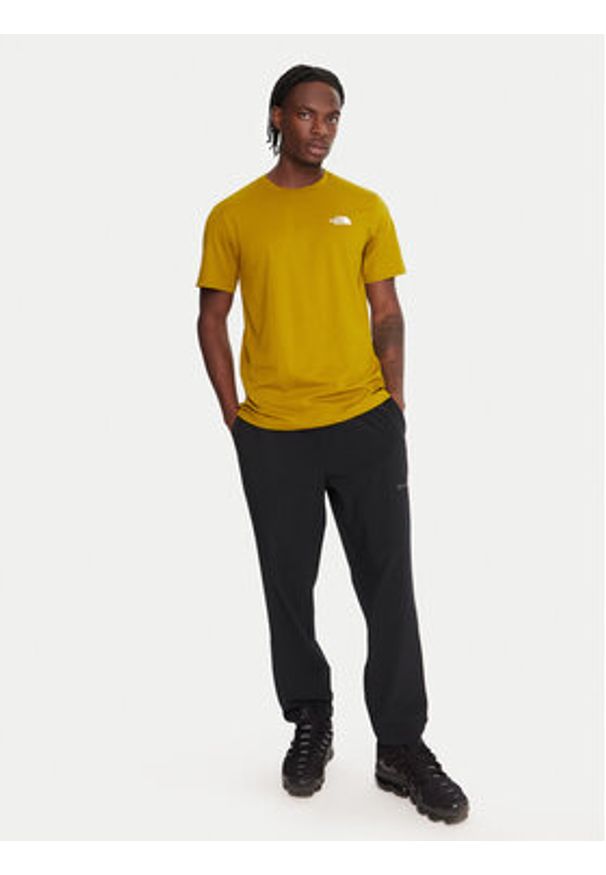 The North Face T-Shirt Simple Dome NF0A87NG Żółty Regular Fit. Kolor: żółty. Materiał: syntetyk