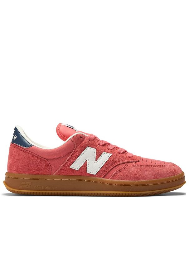 Buty New Balance CT500AB - czerwone. Okazja: na co dzień. Kolor: czerwony. Materiał: guma, zamsz, nubuk. Szerokość cholewki: normalna. Sport: tenis