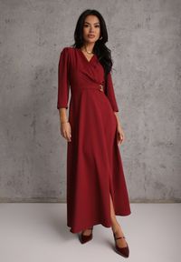 Renee - Bordowa Elegancka Sukienka o Kopertowym Kroju Zdobiona Aplikacją w Talii Zilendra. Kolor: czerwony. Wzór: aplikacja. Typ sukienki: kopertowe. Styl: elegancki #1