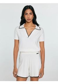 Big-Star - Koszulka damska polo z kontrastowym wykoŅczeniem biała Micka 100. Typ kołnierza: polo. Kolor: biały. Materiał: prążkowany, skóra, dzianina. Wzór: aplikacja. Styl: elegancki, sportowy #1