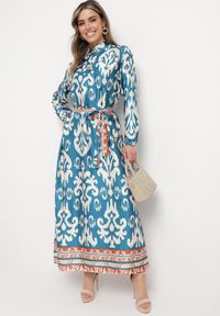 Born2be - Niebieska Sukienka Satynowa o Pudełkowym Fasonie Wiązana w Talii w Ornamentalny Wzór Narosa. Kolor: niebieski. Materiał: satyna #6