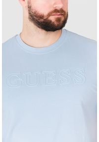 Guess - GUESS Błękitny t-shirt męski z wytłaczanym logo. Kolor: niebieski. Wzór: aplikacja