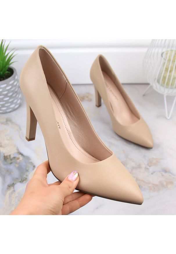 Czółenka damskie na obcasie beżowe coffe Sergio Leone 1446. Kolor: beżowy. Materiał: skóra ekologiczna. Szerokość cholewki: normalna. Obcas: na obcasie. Wysokość obcasa: średni