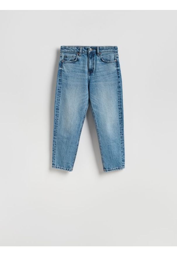 Reserved - Jeansy mom fit z krótszą nogawką - niebieski. Kolor: niebieski. Długość: krótkie