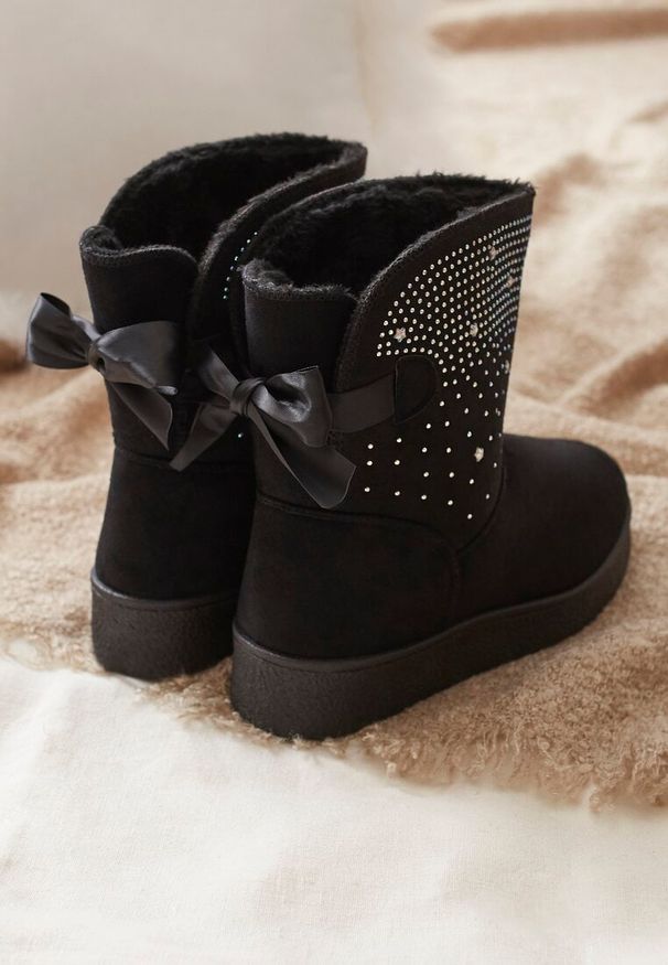 Renee - Czarne Śniegowce Susitna. Nosek buta: okrągły. Zapięcie: bez zapięcia. Kolor: czarny. Szerokość cholewki: normalna. Wzór: aplikacja. Wysokość cholewki: przed kolano. Materiał: futro, materiał, satyna. Sezon: zima. Styl: glamour