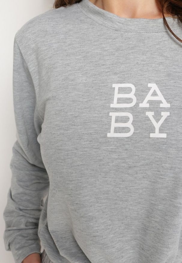Born2be - Szary 2-Częściowy Komplet Dresowy Bluza z Nadrukiem i Luźne Szorty z Kieszeniami Ridana. Kolor: szary. Materiał: dresówka. Wzór: nadruk