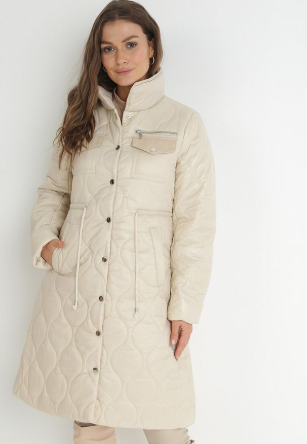 Born2be - Beżowa Kurtka za Kolano z Kołnierzem Pikowana Chloime. Kolor: beżowy. Materiał: materiał