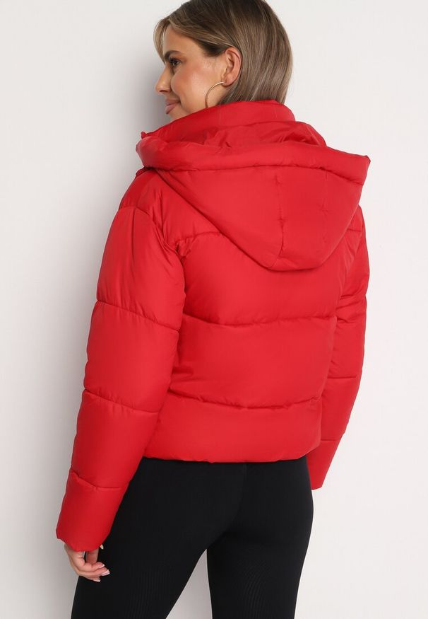 Born2be - Czerwona Pikowana Kurtka Puffer z Kapturem Miviera. Okazja: na spotkanie biznesowe, na spacer, do pracy, na co dzień. Typ kołnierza: kaptur. Kolor: czerwony. Materiał: jeans, dzianina. Sezon: zima. Styl: elegancki, casual, biznesowy