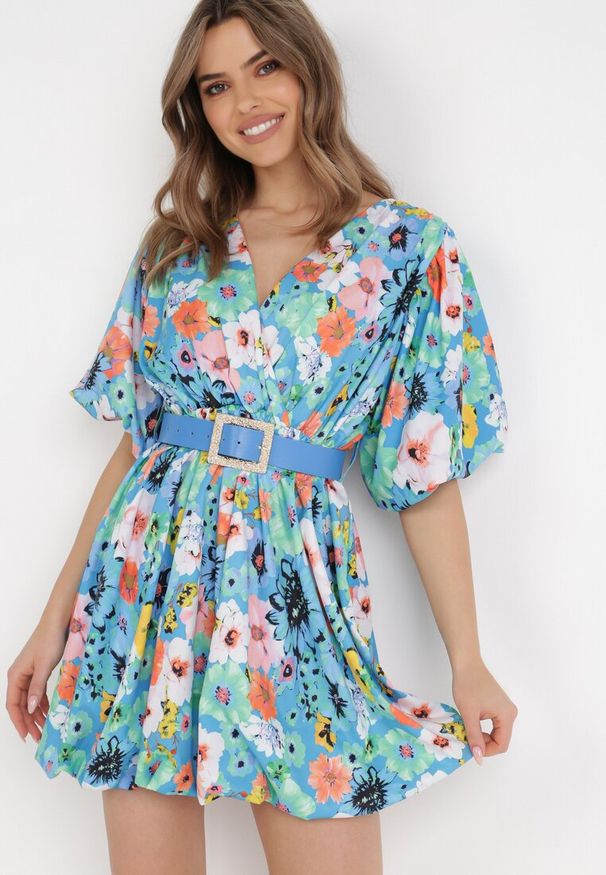 Born2be - Niebieska Sukienka z Paskiem Appialla. Typ kołnierza: dekolt kopertowy. Kolor: niebieski. Wzór: nadruk, aplikacja, kolorowy, kwiaty. Sezon: lato. Typ sukienki: kopertowe. Styl: wizytowy, elegancki. Długość: mini