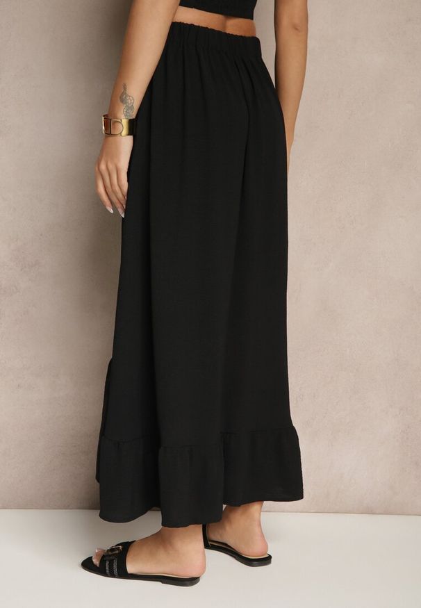 Renee - Czarna Spódnica z Przedłużonym Tyłem Zdobiona Falbanami i Guzikami Maleira. Okazja: na co dzień. Kolor: czarny. Wzór: aplikacja. Styl: casual, boho, elegancki