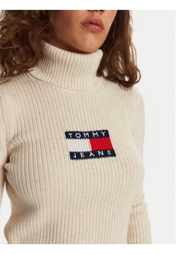 Tommy Jeans Golf Flag DW0DW18678 Écru Regular Fit. Typ kołnierza: golf. Materiał: syntetyk