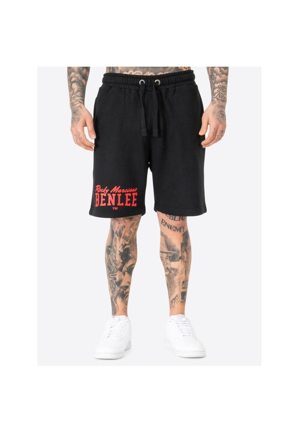 Krótka klasyczna coupe Benlee Hennry. Kolor: wielokolorowy, czarny, czerwony. Długość: krótkie. Sport: fitness