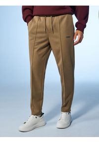 Sinsay - Spodnie tapered fit - beżowy. Kolor: beżowy