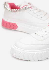 Renee - Biało-Fuksjowe Sneakersy na Tłoczonej Platformie Ozdobione Łańcuchem Jaihini. Kolor: biały. Wzór: aplikacja. Obcas: na platformie #3