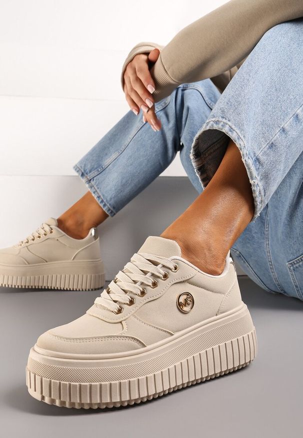Born2be - Jasnobeżowe Sneakersy na Platformie z Tłoczeniem i Metaliczną Wstawką Alcyhen. Okazja: na co dzień. Kolor: beżowy. Materiał: skóra, jeans. Wzór: aplikacja. Obcas: na platformie
