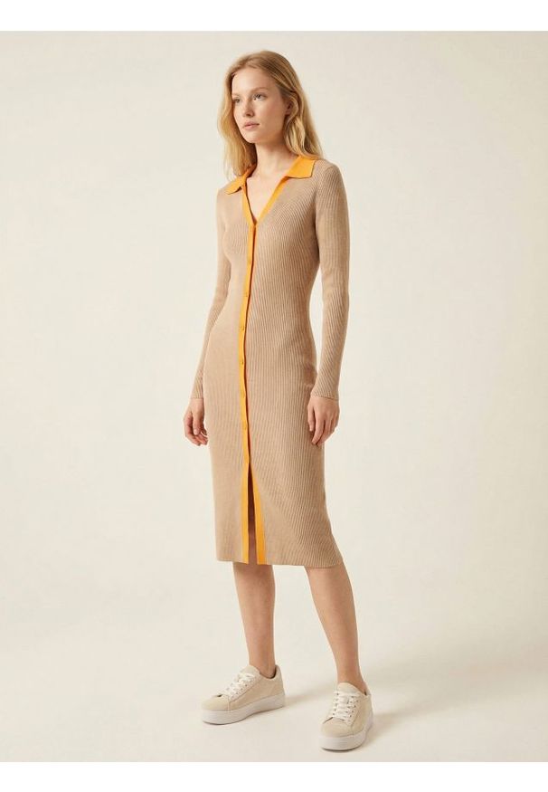 Sinsay - Swetrowa prążkowana sukienka z kołnierzykiem z wiskozą - beżowy. Kolor: beżowy. Materiał: prążkowany, wiskoza