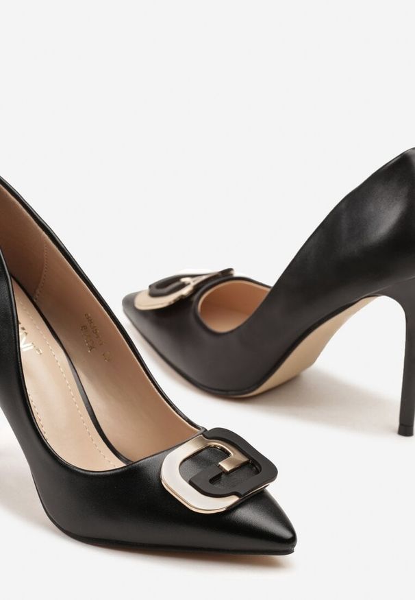Renee - Czarne Wsuwane Szpilki z Aplikacją na Nosku Efalindia. Zapięcie: bez zapięcia. Kolor: czarny. Wzór: aplikacja. Obcas: na szpilce. Styl: elegancki. Wysokość obcasa: średni