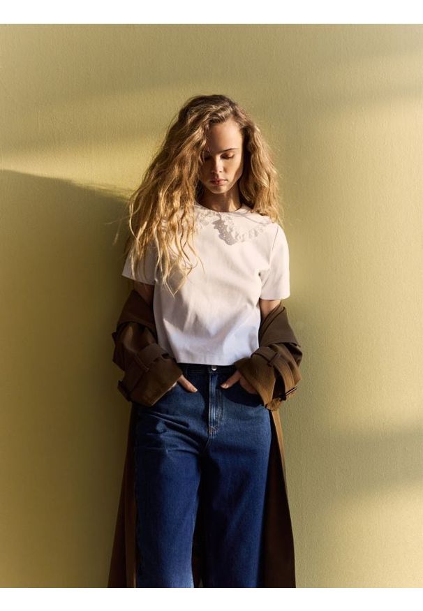 Reserved - T-shirt z kołnierzem - złamana biel. Materiał: bawełna